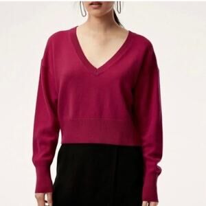 Aritzia Babaton Ollie Cropped 100% merino wool sweater fuchsia pink v neck